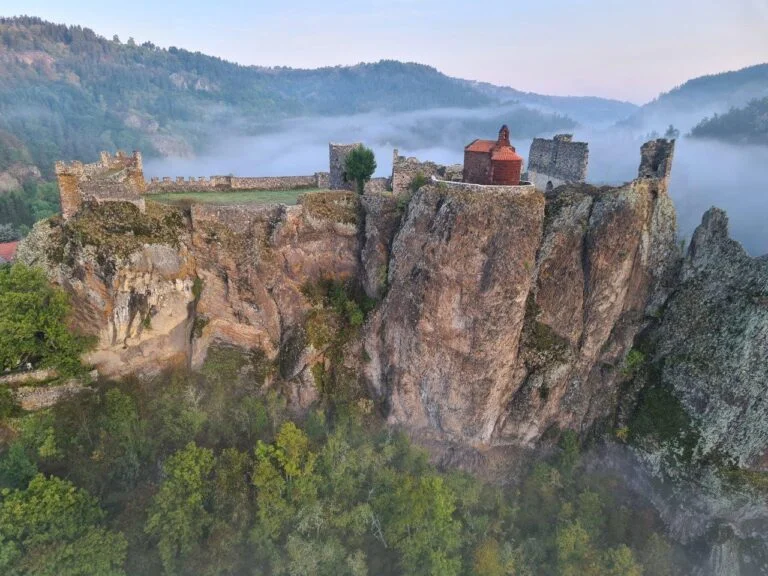 Le village et les ruines du château d’Arlempdes