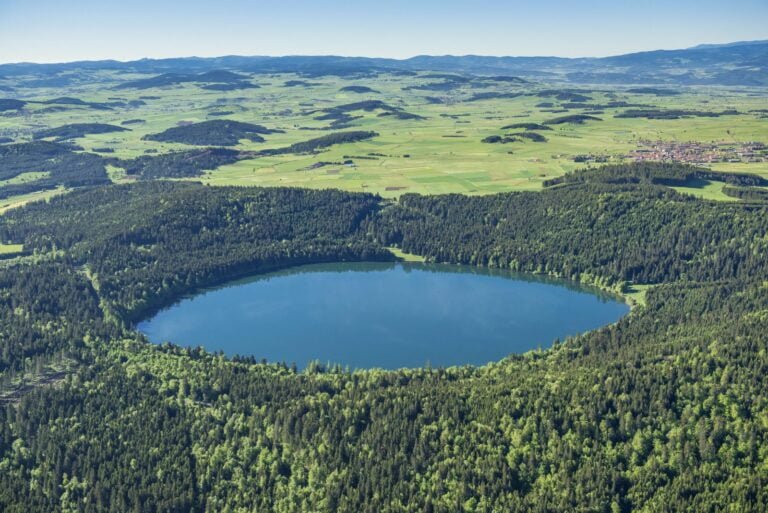 Un lac entouré de reliefs boisés en Haute-Loire