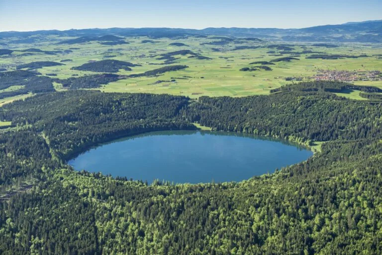 Un lac entouré de reliefs boisés en Haute-Loire
