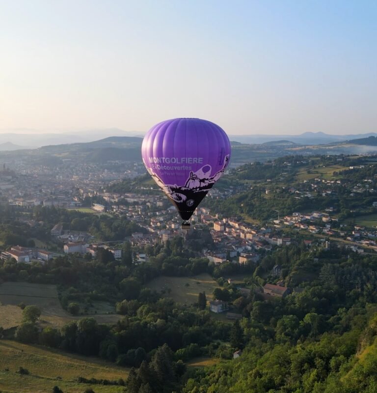 Une montgolfière au-dessus des reliefs du Velay