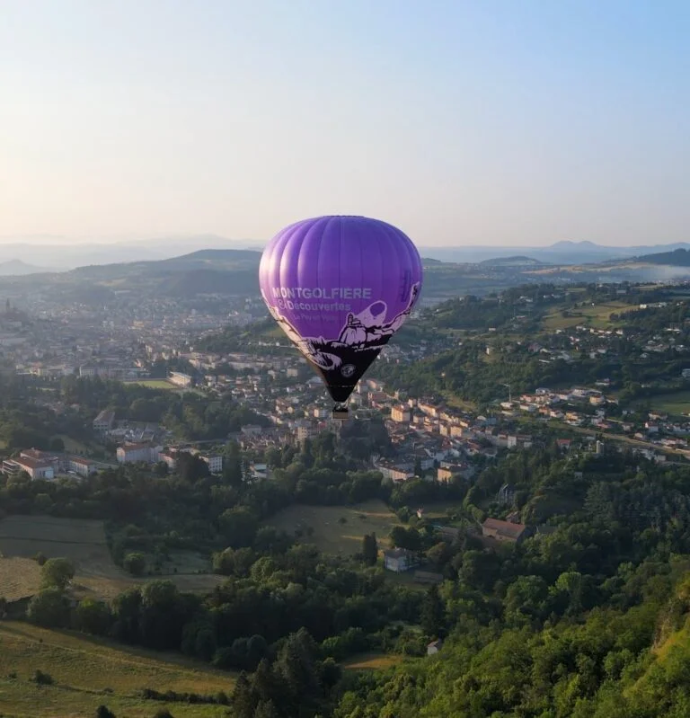 Une montgolfière au-dessus des reliefs du Velay