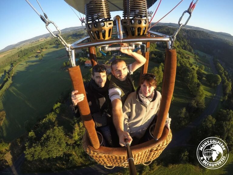 Des passagers dans une nacelle de montgolfière pendant le vol