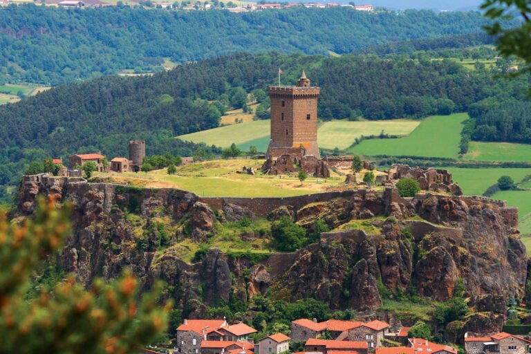 La forteresse de Polignac au-dessus du village