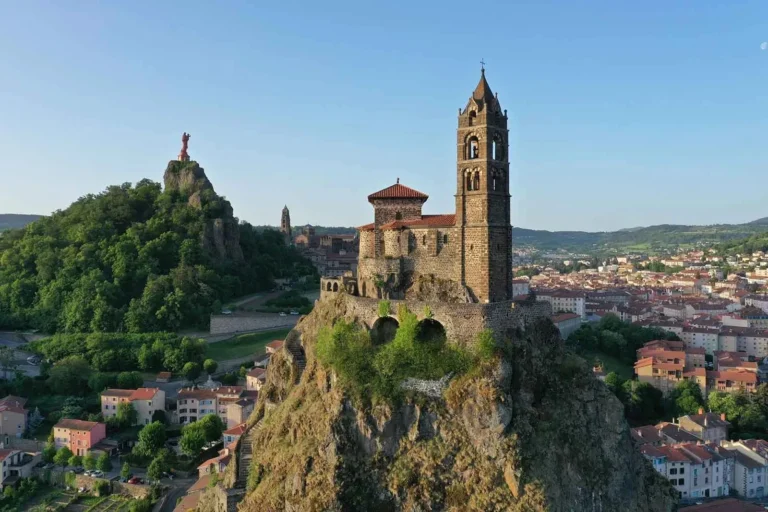 Le Puy-en-Velay et le rocher Saint-Michel d’Aiguilhe