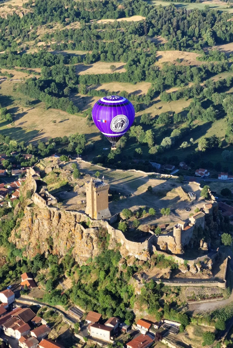 Ballon violet au-dessus de la forteresse de Polignac