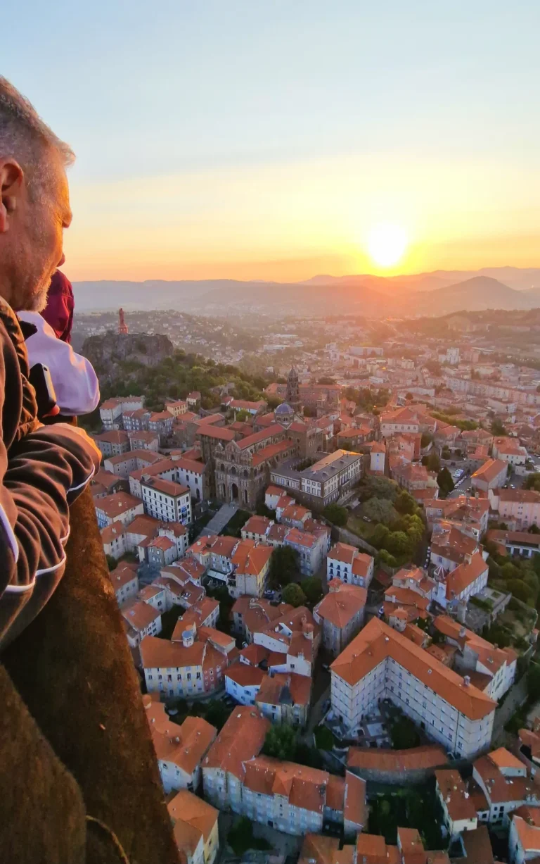 Vue du Puy-en-Velay au lever du soleil depuis une nacelle de montgolfière